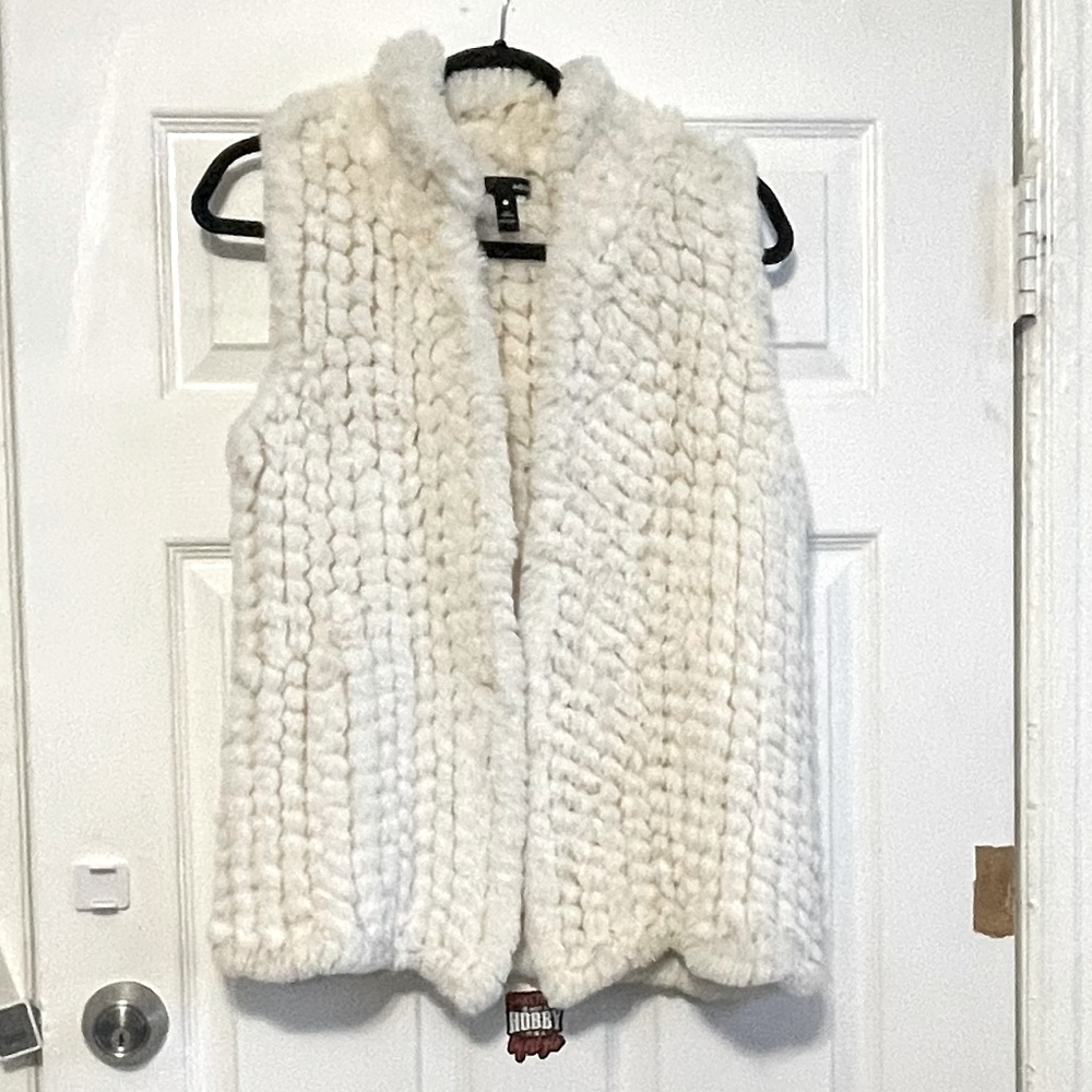 Faux fur vest from Aqua. 100% Polyester
Sleeveless